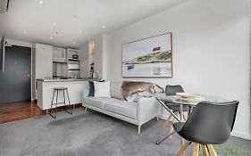 Qv Deluxe Waterfront Apartment - 799